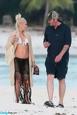 Gwen Stefani / gwenstefani nude photo #0062