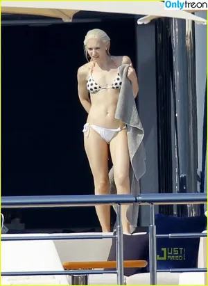 Gwen Stefani / gwenstefani nude photo #0070
