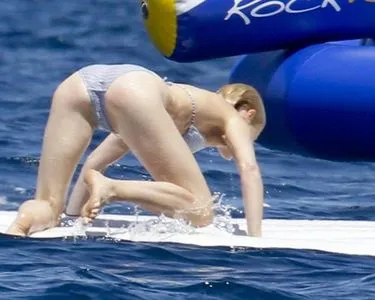Gwyneth Paltrow / GwynethPaltrow nude photo #0001