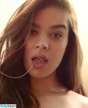 Hailee Steinfeld / hailee_steinfeld / haileesteinfeld nude photo #0055