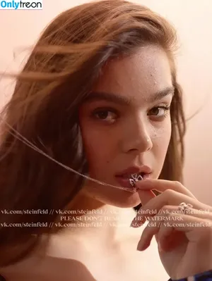 Hailee Steinfeld / hailee_steinfeld / haileesteinfeld nude photo #0057