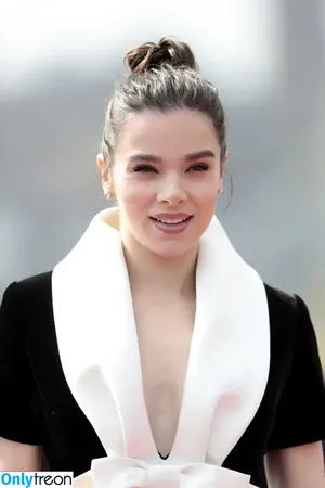 Hailee Steinfeld / hailee_steinfeld / haileesteinfeld nude photo #0493