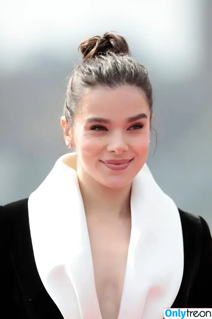 Hailee Steinfeld nude photo #0490 (hailee_steinfeld / haileesteinfeld)
