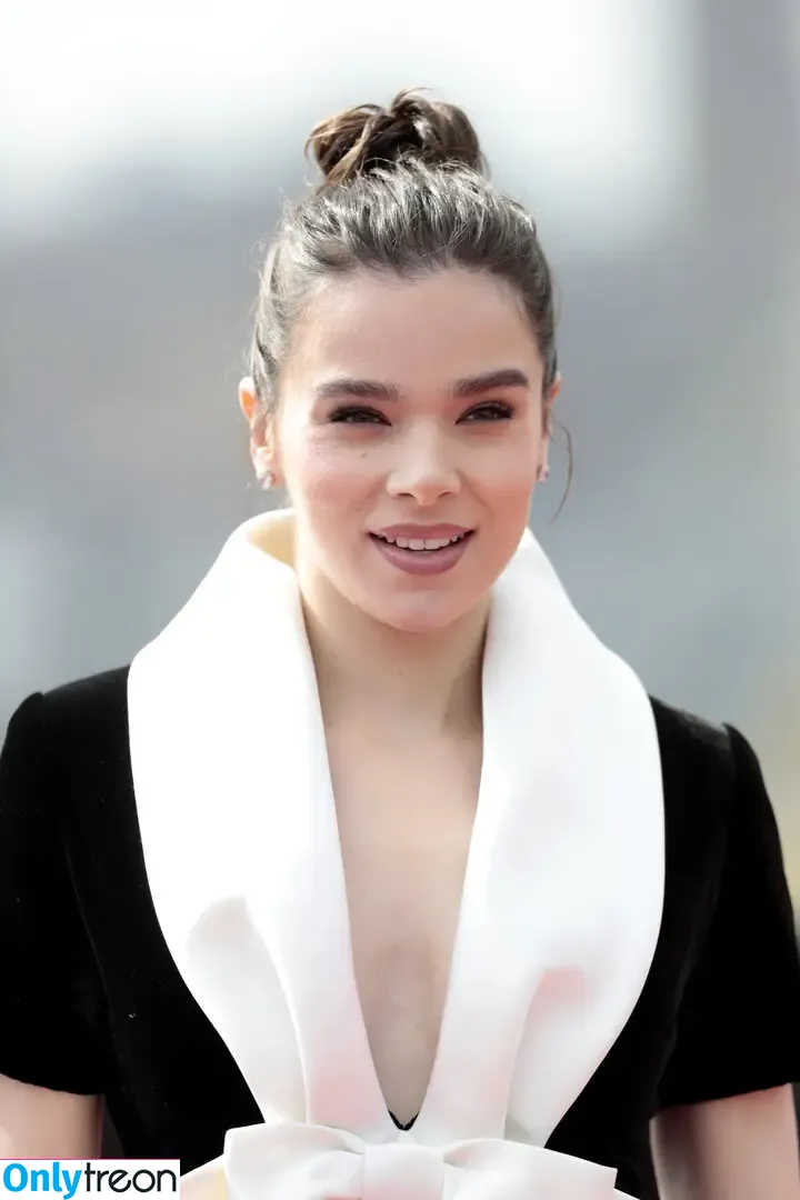 Hailee Steinfeld nude photo #0493 (hailee_steinfeld / haileesteinfeld)