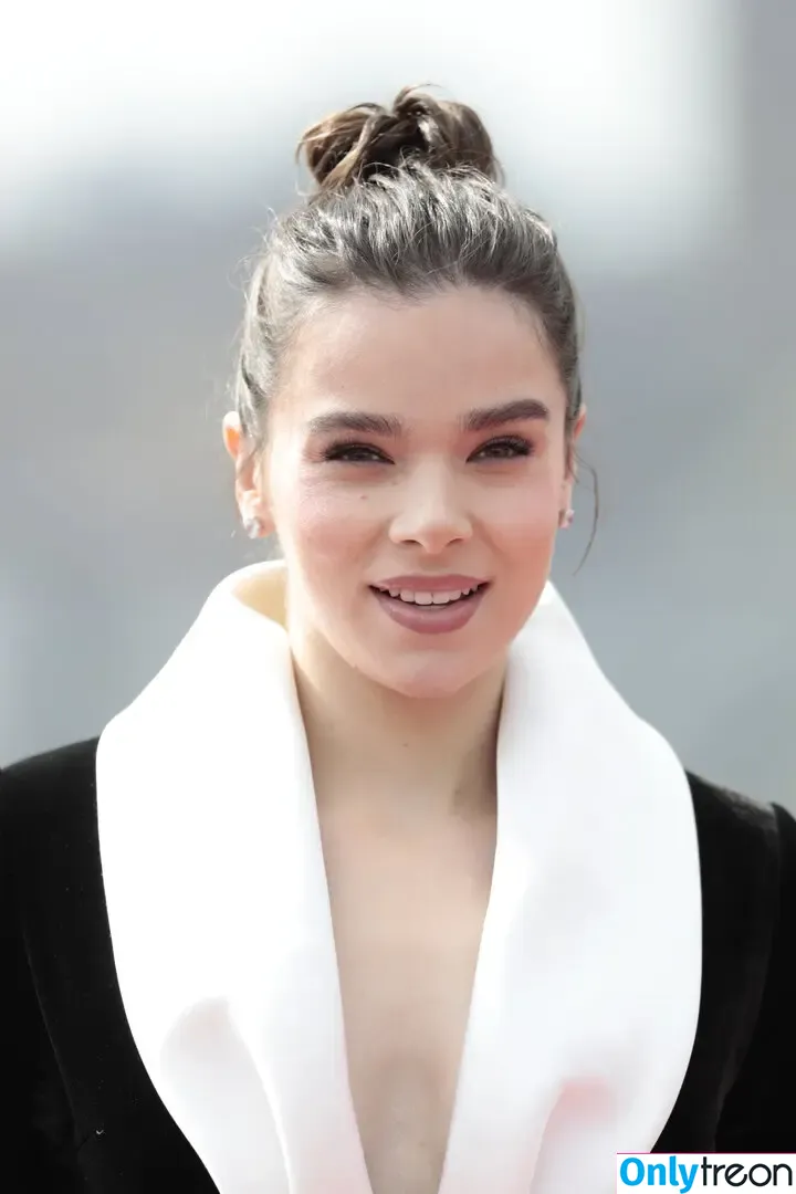 Hailee Steinfeld nude photo #0494 (hailee_steinfeld / haileesteinfeld)