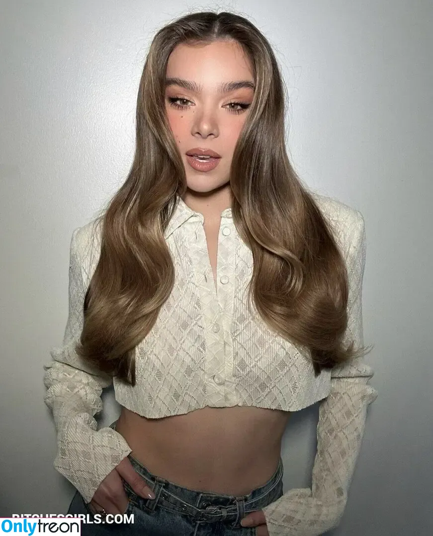 Hailee Steinfeld nude photo #0514 (hailee_steinfeld / haileesteinfeld)