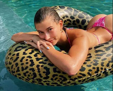 Hailey Baldwin Bieber / haileybieber nude photo #0042