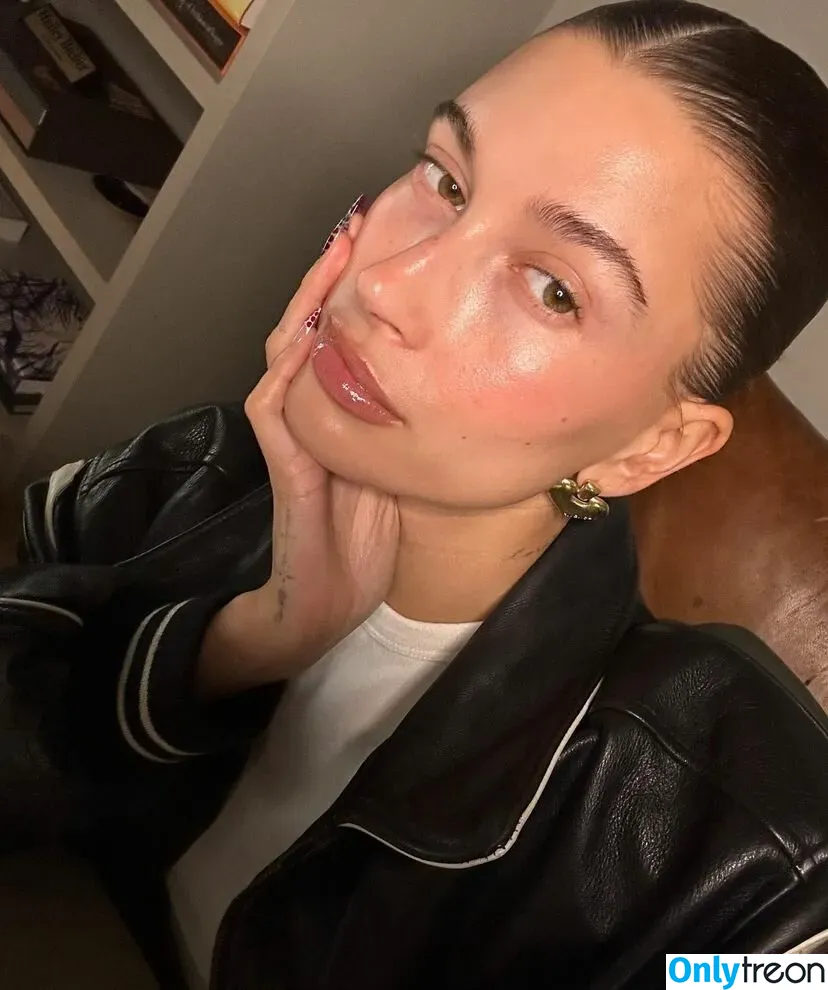 Hailey Baldwin Bieber nude photo #0228 (haileybieber)