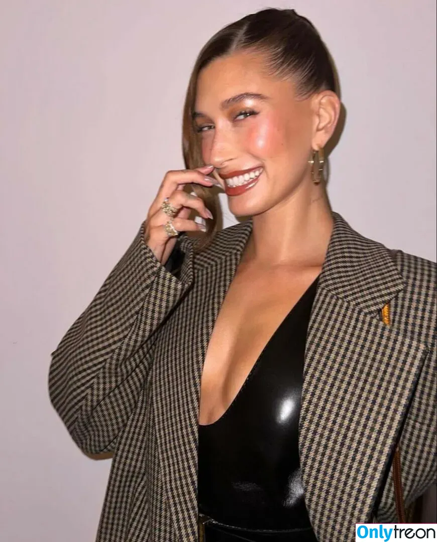 Hailey Baldwin Bieber nude photo #0359 (haileybieber)