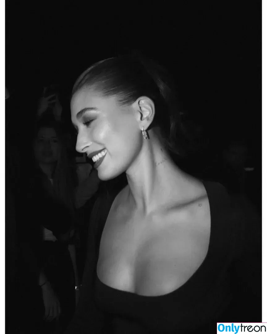 Hailey Baldwin Bieber nude photo #0393 (haileybieber)