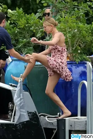 Hailey Baldwin / haileybieber nude photo #0133