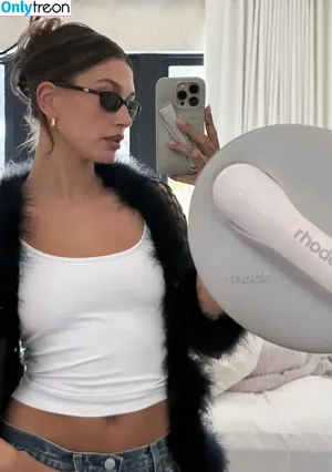 Hailey Baldwin / haileybieber nude photo #0175