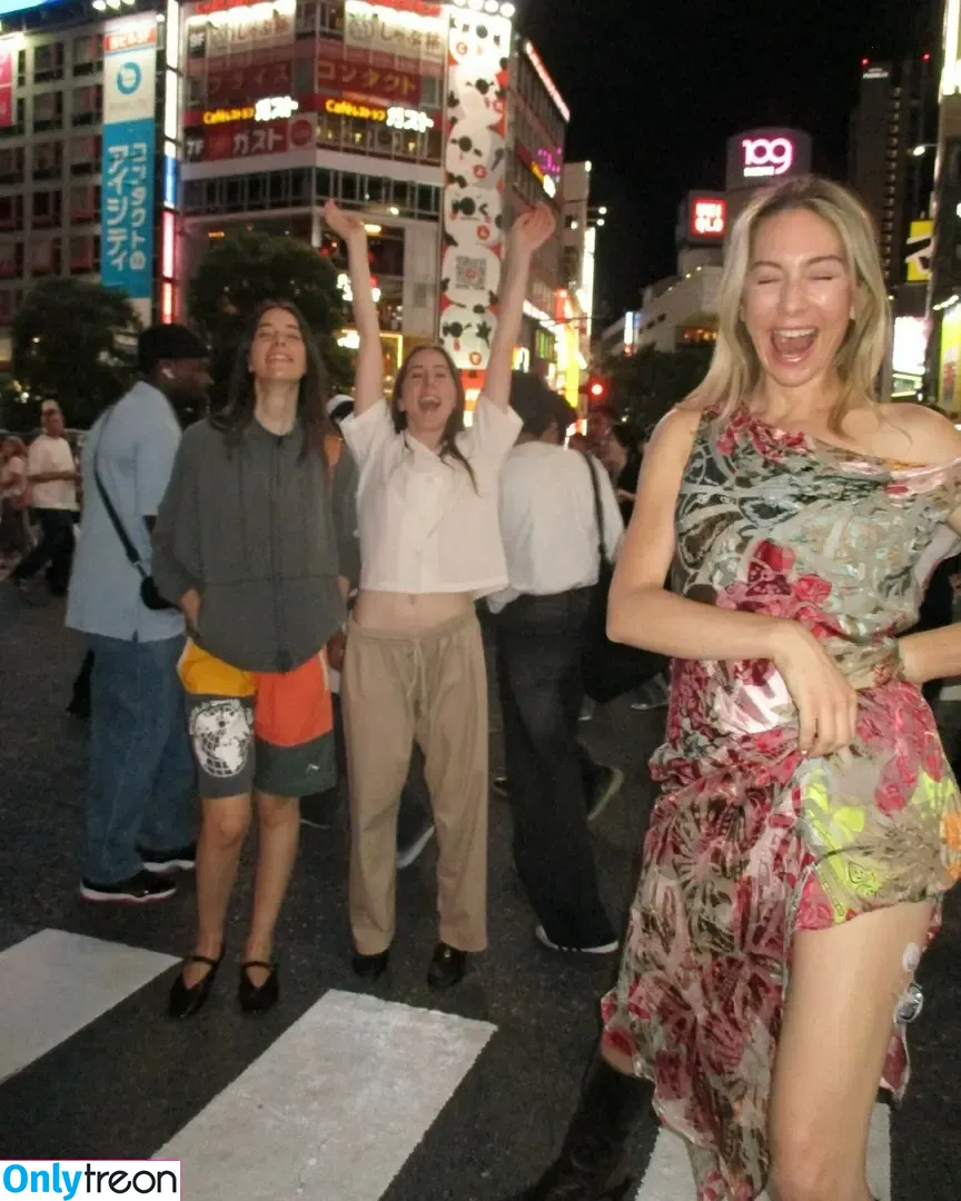 Haim Sisters nude photo #0143 (haimtheband)