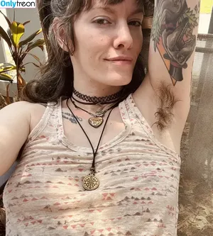 Hairy Women / HairyFairy420 / ig_naturals / pearlygirly06 nude photo #2411
