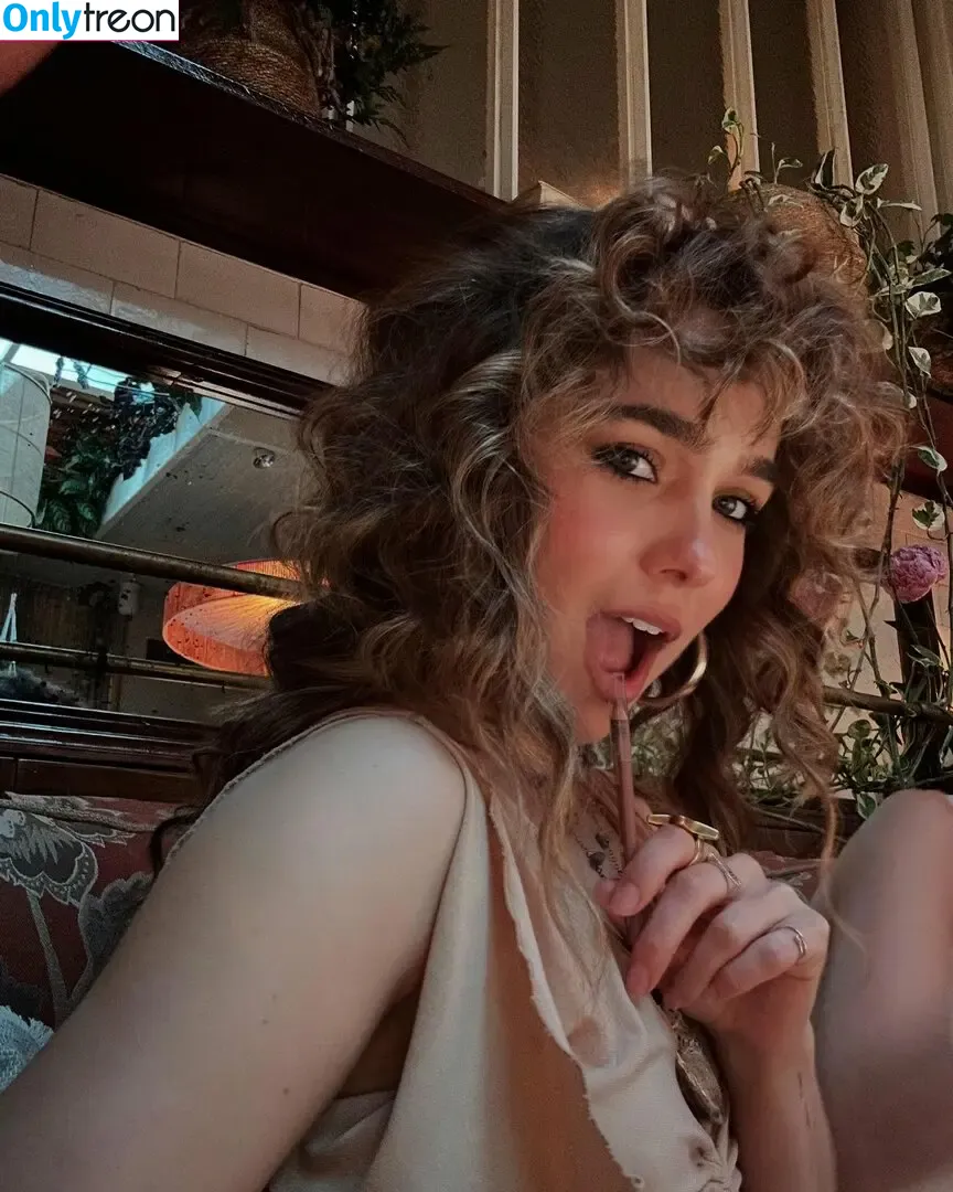 Haley Lu Richardson nude photo #0459 (haleyluhoo)
