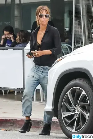 Halle Berry / halleberry / hberry01 nude photo #0337