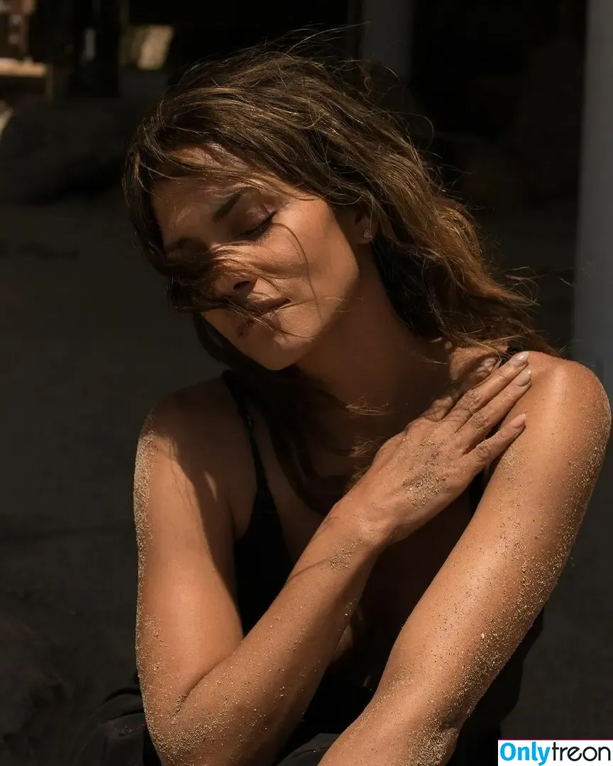 Halle Berry nude photo #0089 (halleberry / hberry01)