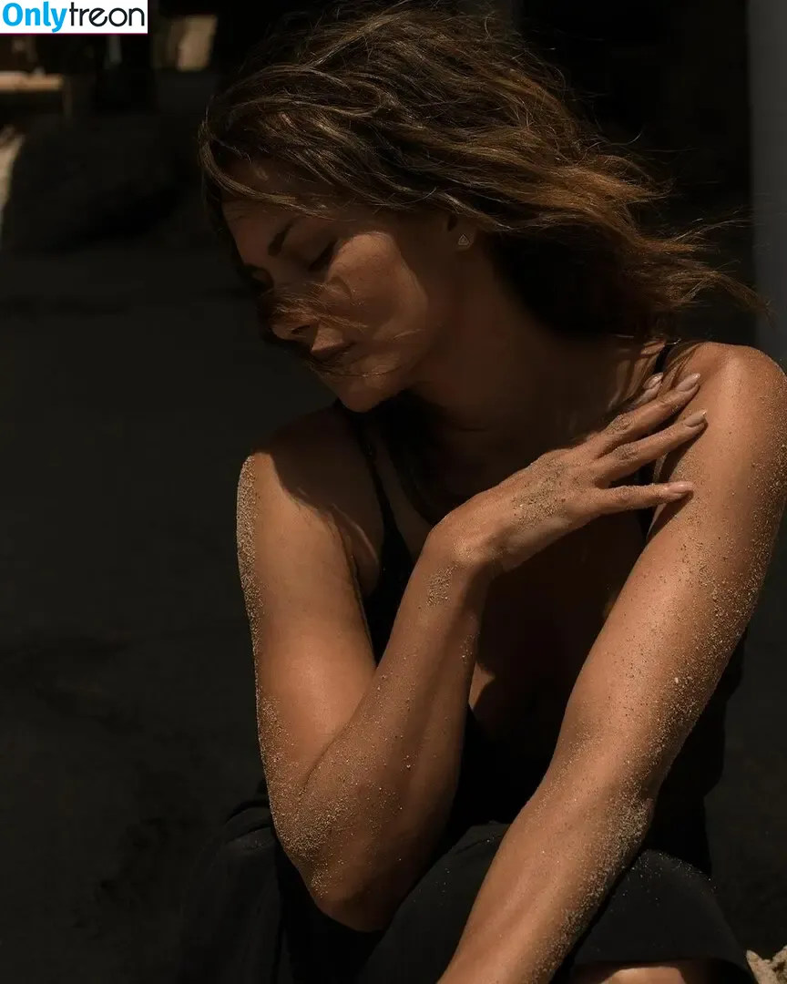 Halle Berry nude photo #0090 (halleberry / hberry01)
