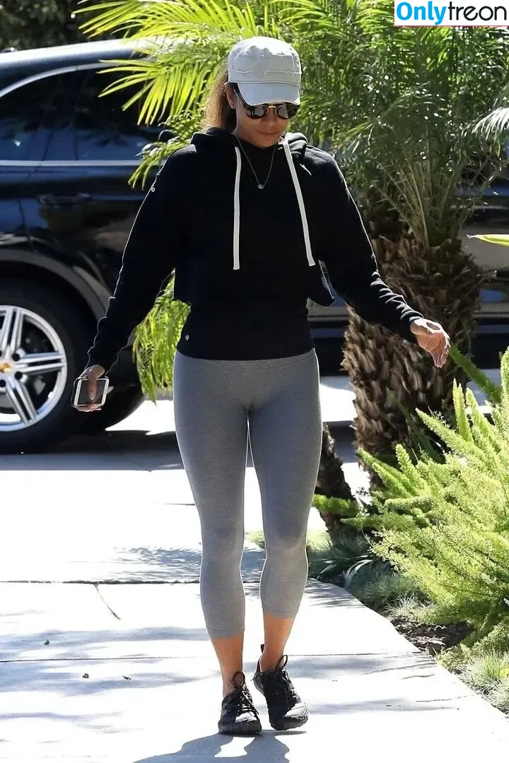 Halle Berry nude photo #0097 (halleberry / hberry01)