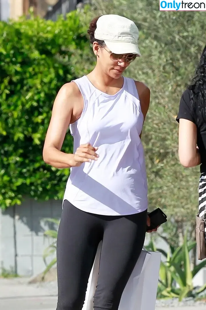 Halle Berry nude photo #0116 (halleberry / hberry01)