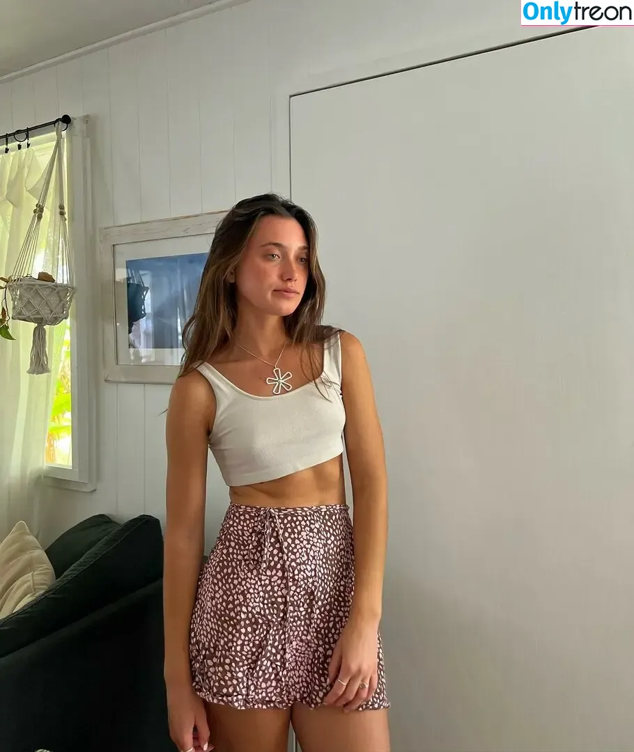 Hannah Meloche nude photo #0011 (hannahmeloche)
