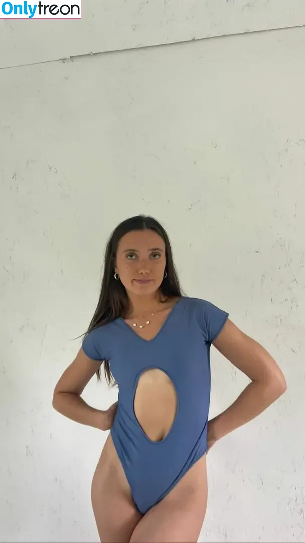 Hannah Meloche nude photo #0029 (hannahmeloche)