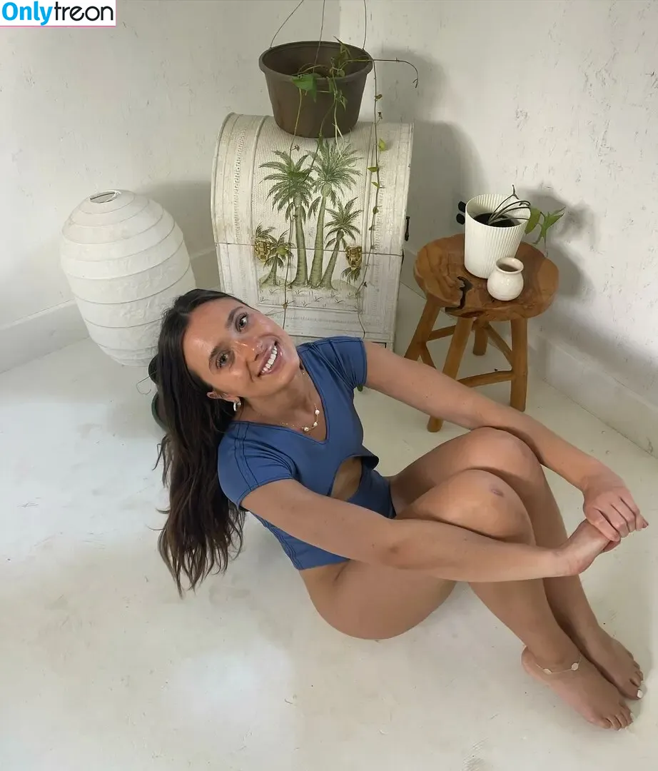 Hannah Meloche nude photo #0033 (hannahmeloche)