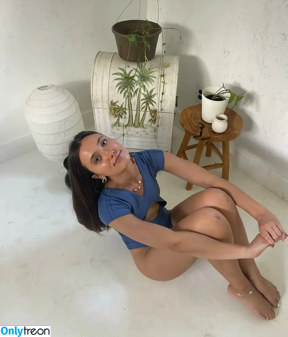 Hannah Meloche nude photo #0034 (hannahmeloche)