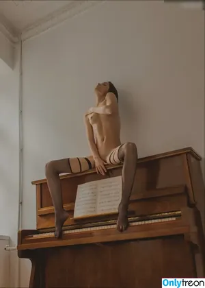 hareniks / G.Q / 𝐍𝐈𝐊𝐊𝐈 nude photo #0424