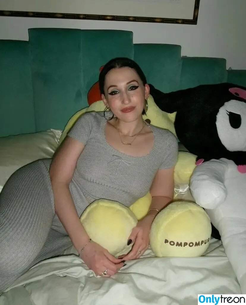 Harley Quinn Smith nude photo #0291 (harleyquinnsmith / harleysplaytime)