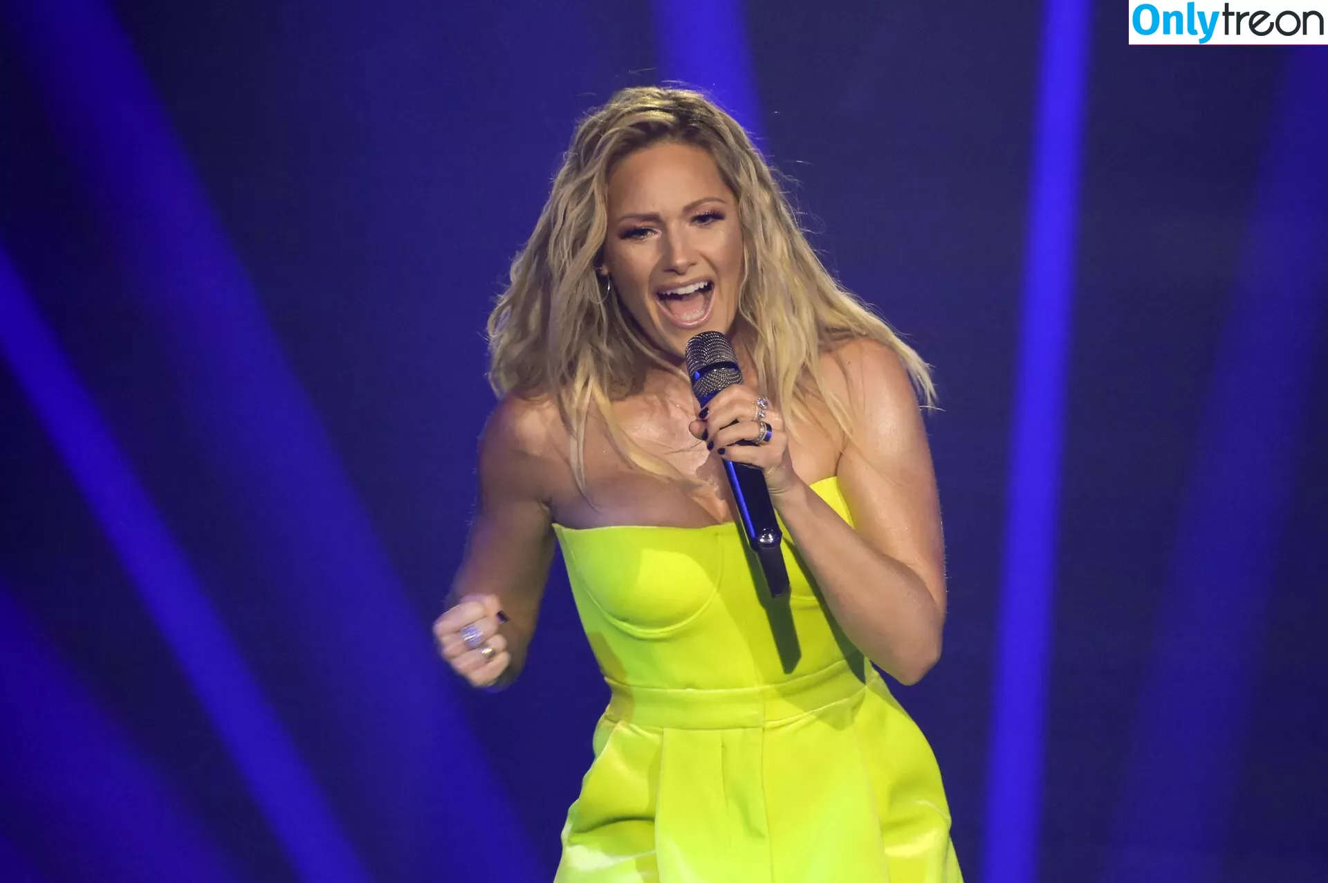 Helene Fischer nude photo #0252 (helenefischer)