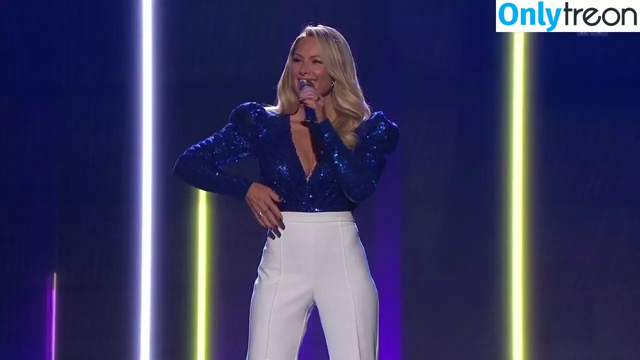 Helene Fischer nude photo #0304 (helenefischer)