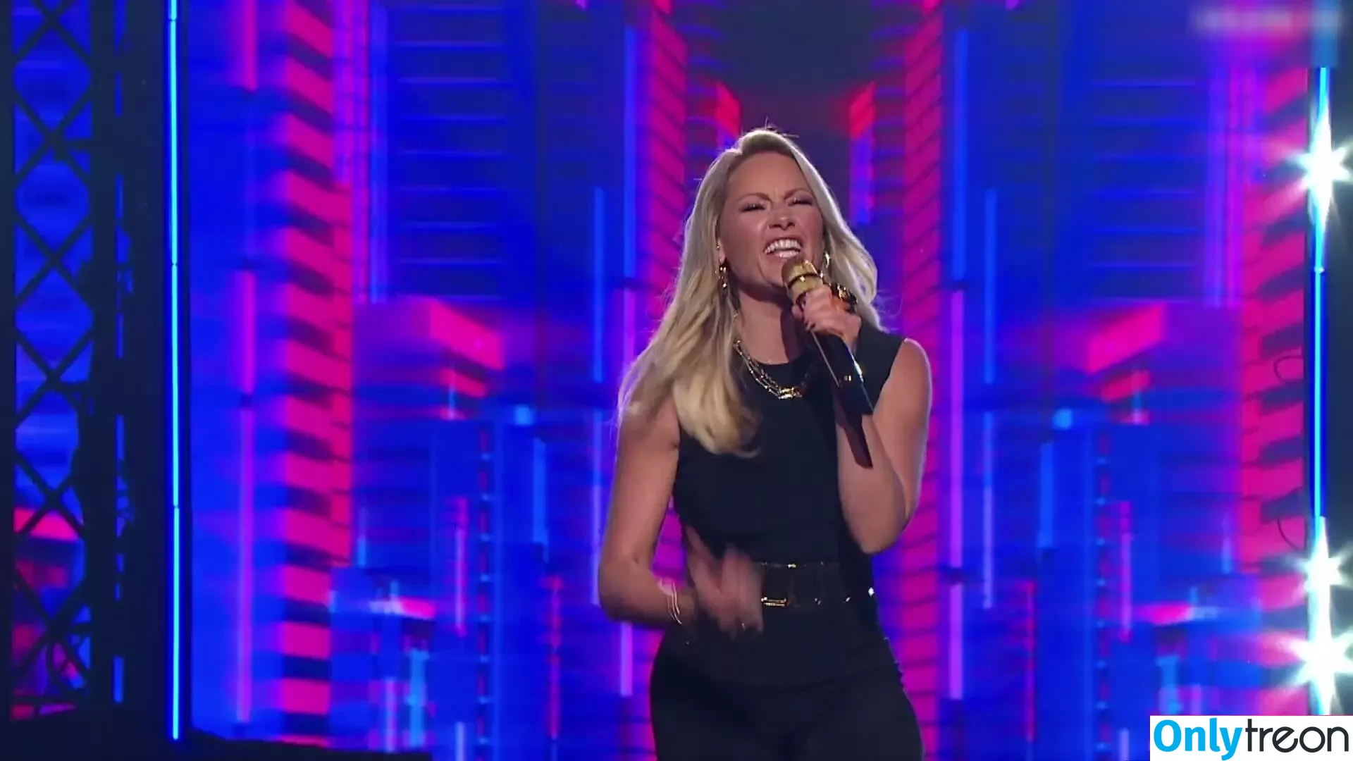 Helene Fischer nude photo #0323 (helenefischer)