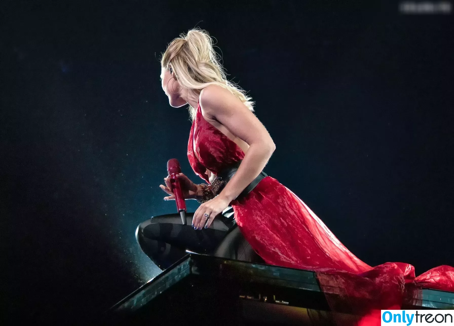 Helene Fischer nude photo #0350 (helenefischer)
