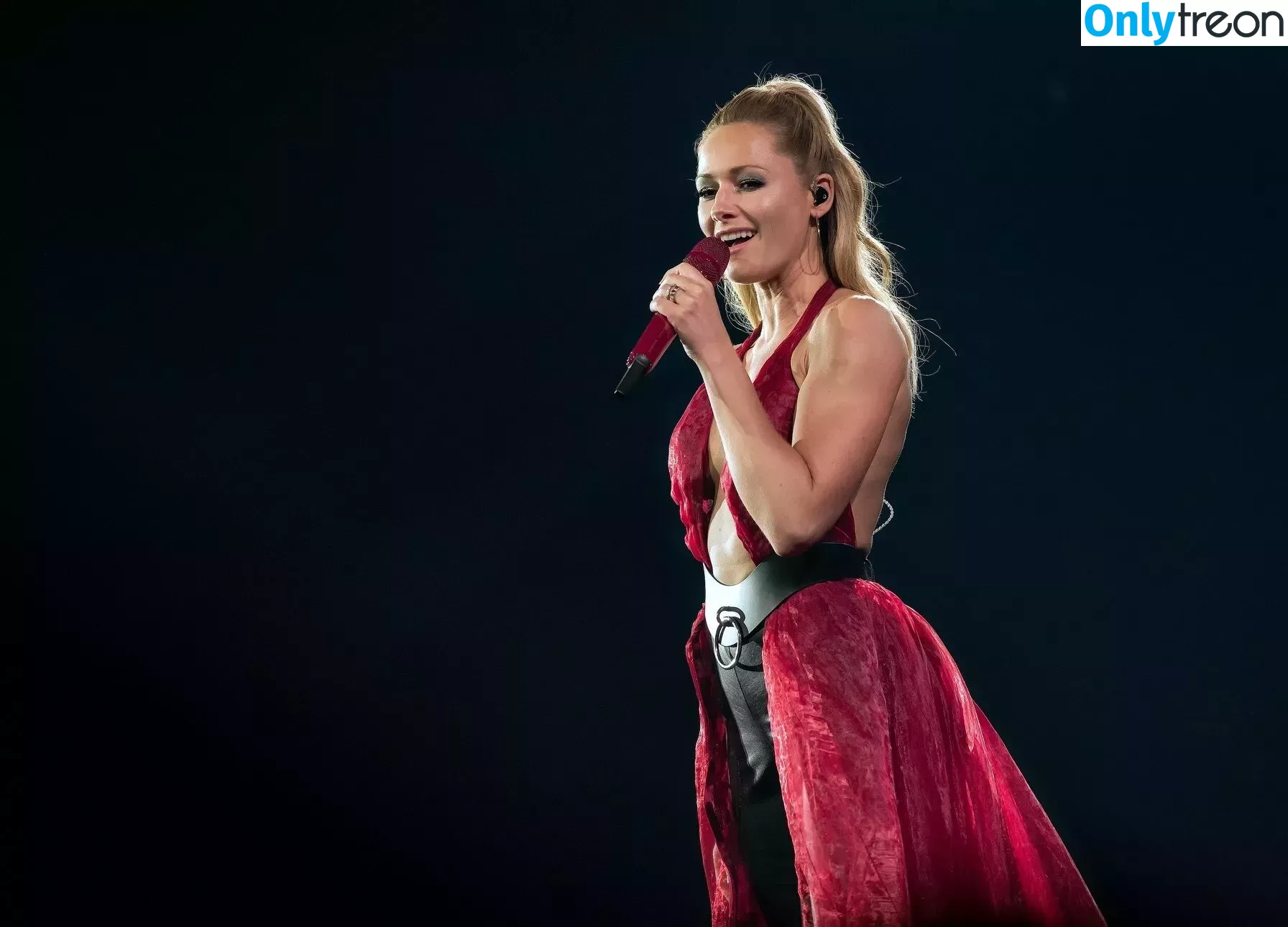 Helene Fischer nude photo #0351 (helenefischer)