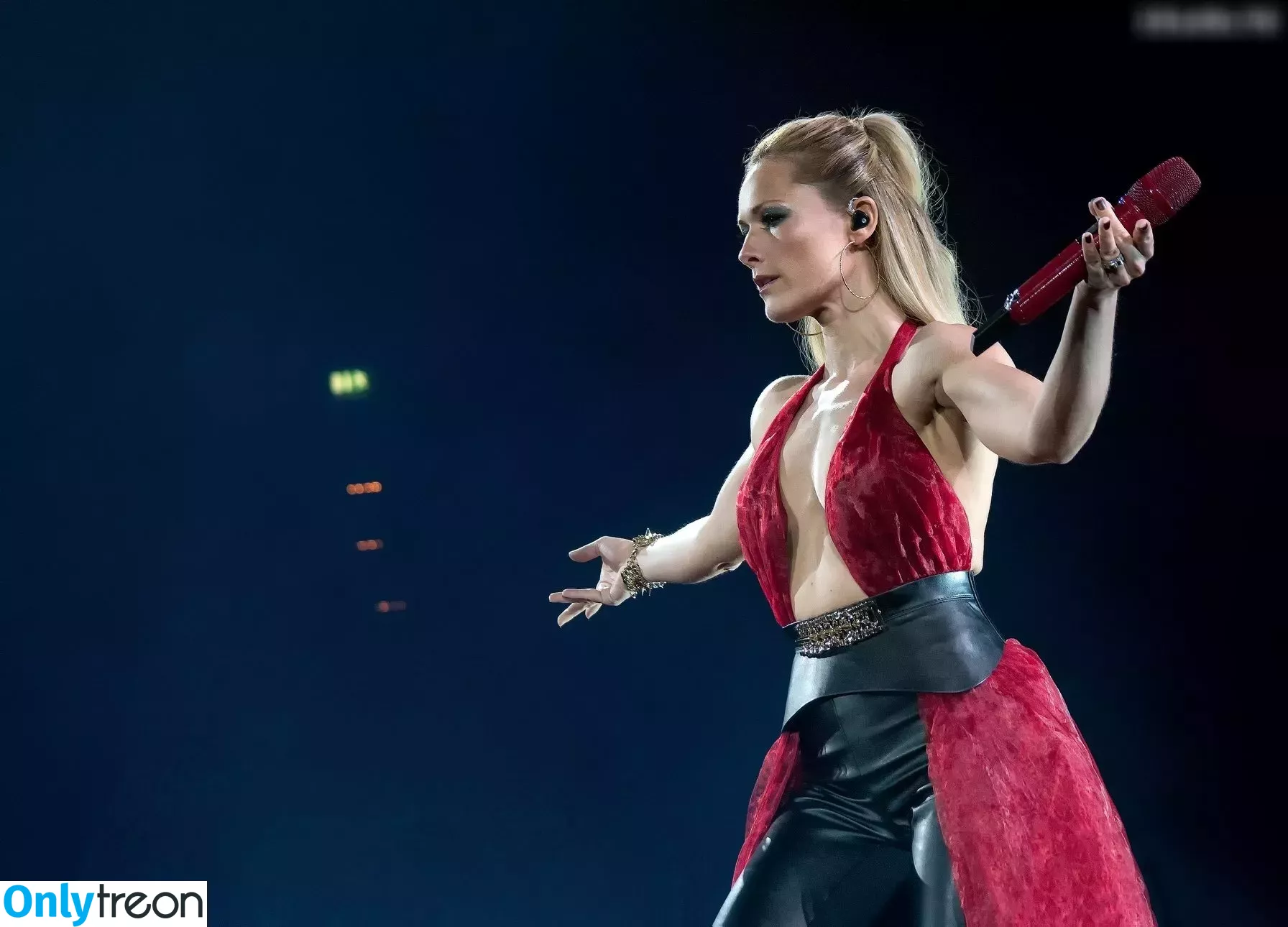 Helene Fischer nude photo #0356 (helenefischer)