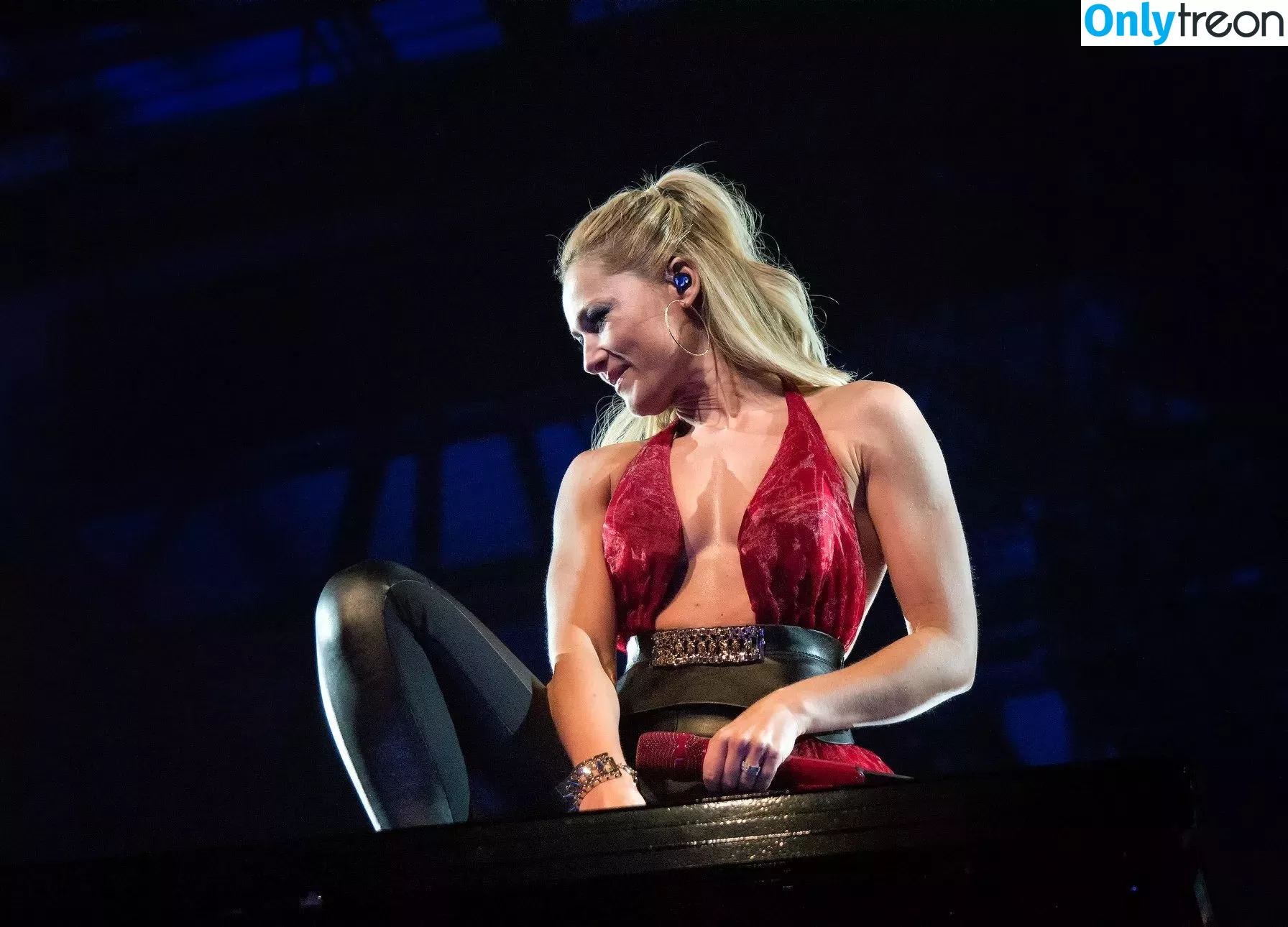 Helene Fischer nude photo #0360 (helenefischer)