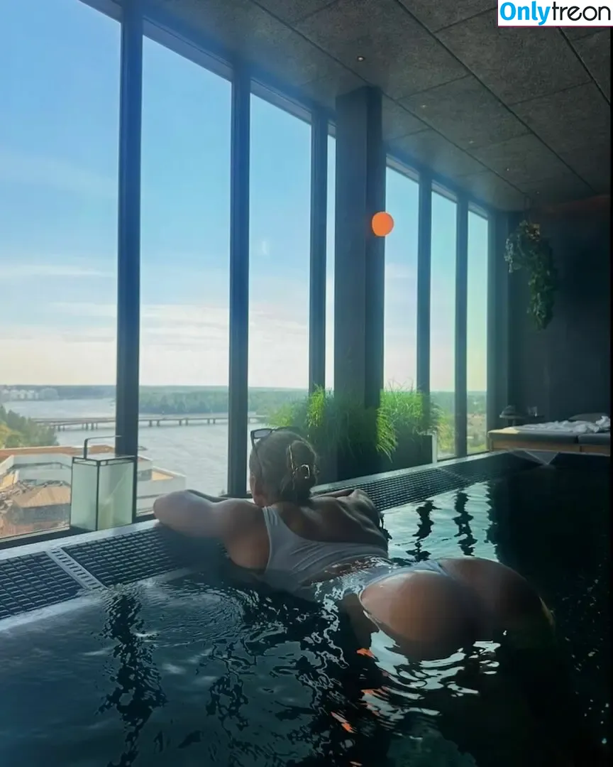 heleneelises nude photo #0003 (Helene Elise Strom / helenees)
