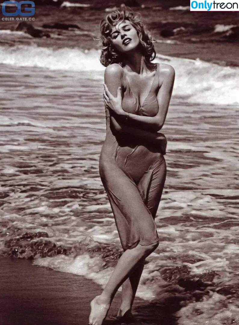 Herzigova nude photo #0026 (Herzigova)
