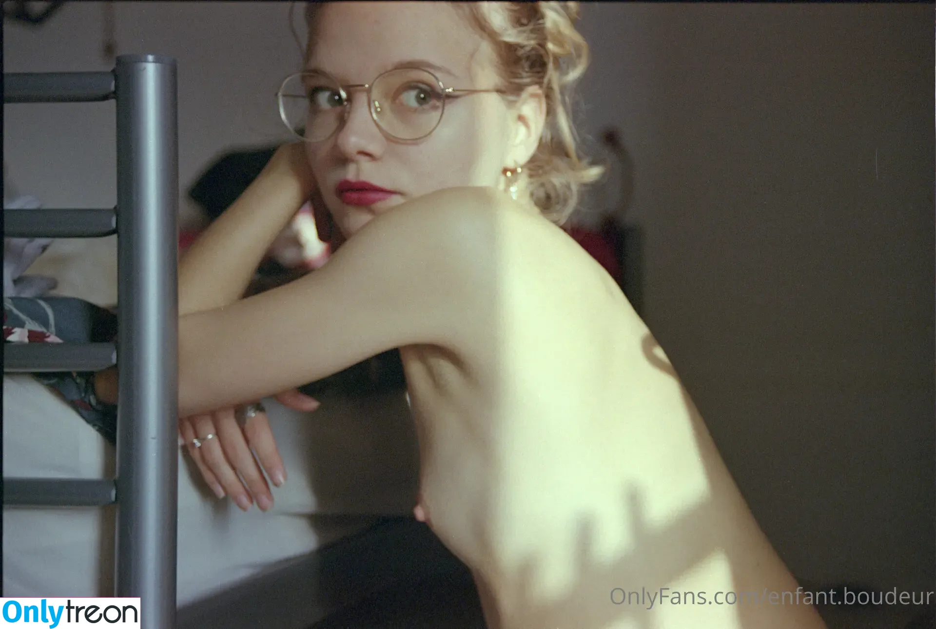 hey.boudeuse nude photo #0010 (EnfantBoudeur / enfant.boudeur)