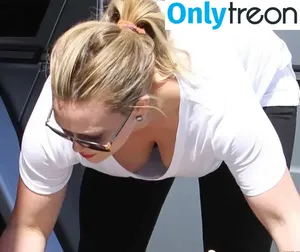 Hilary Duff / hilaryduff / kylanharv nude photo #0047