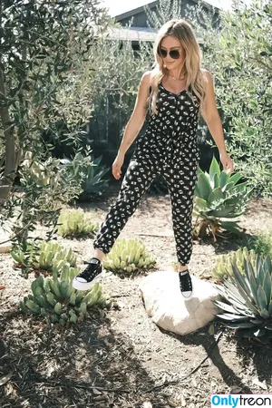 Hilary Duff / hilaryduff / kylanharv nude photo #0213