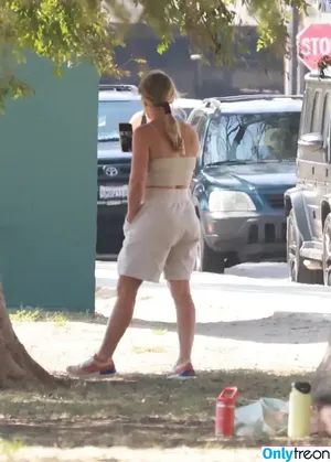 Hilary Duff / hilaryduff / kylanharv nude photo #0451