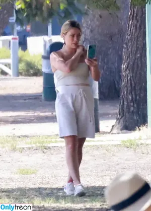 Hilary Duff / hilaryduff / kylanharv nude photo #0459