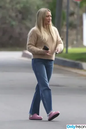 Hilary Duff / hilaryduff / kylanharv nude photo #0529
