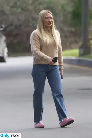 Hilary Duff / hilaryduff / kylanharv nude photo #0530