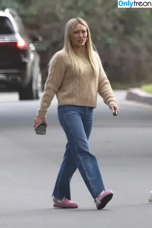 Hilary Duff / hilaryduff / kylanharv nude photo #0532