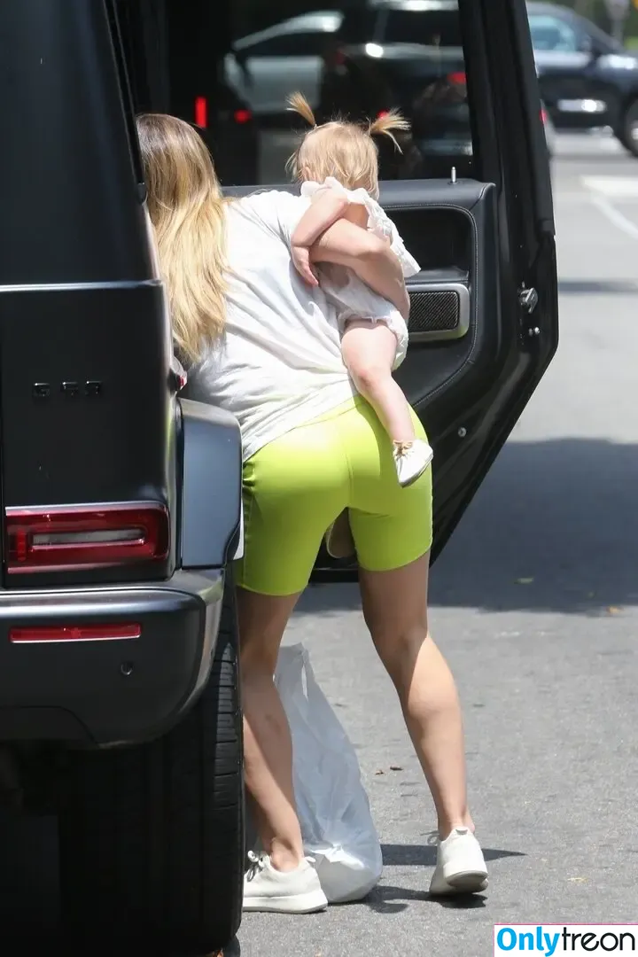 Hilary Duff nude photo #0295 (hilaryduff / kylanharv)