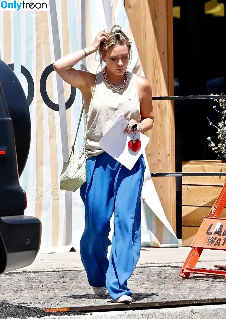 Hilary Duff nude photo #0385 (hilaryduff / kylanharv)