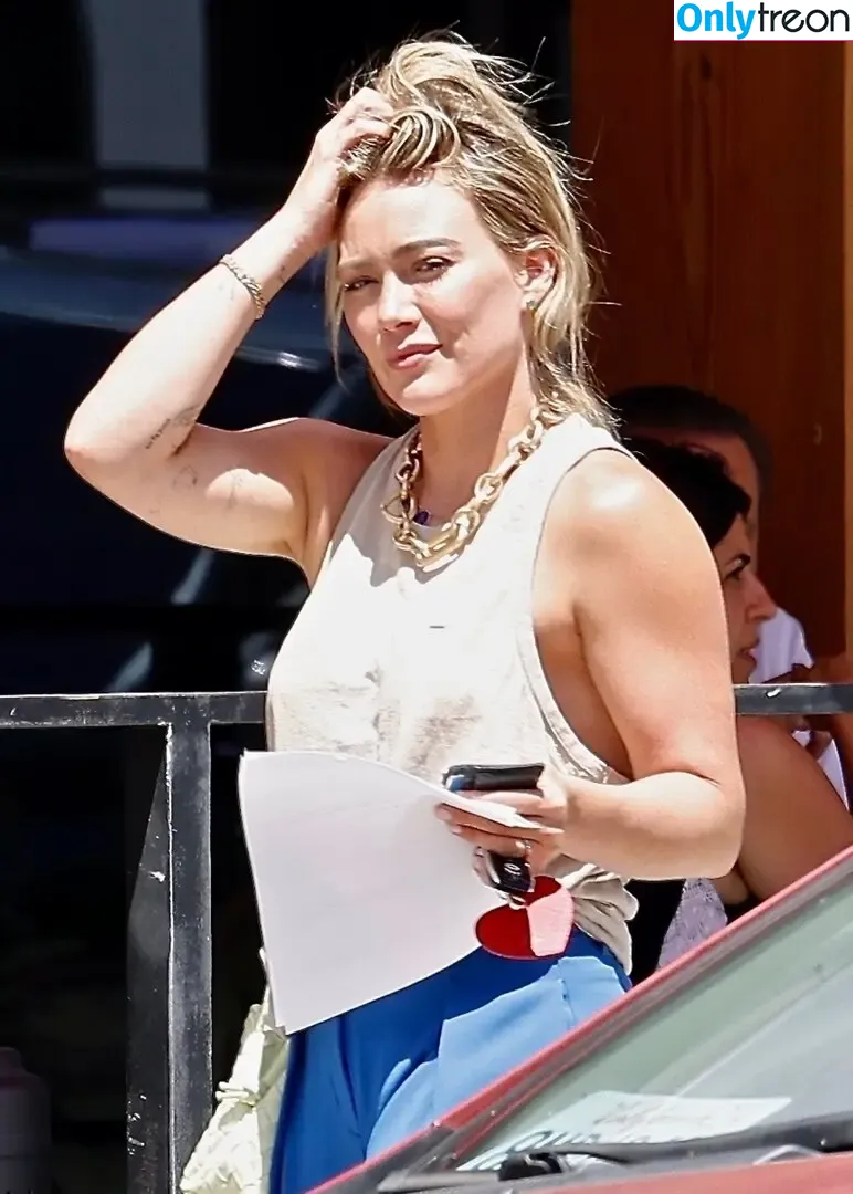 Hilary Duff nude photo #0388 (hilaryduff / kylanharv)
